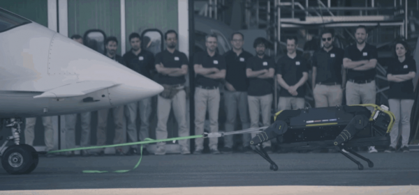 机器狗形似斗牛犬，可拉动一架3吨重飞机