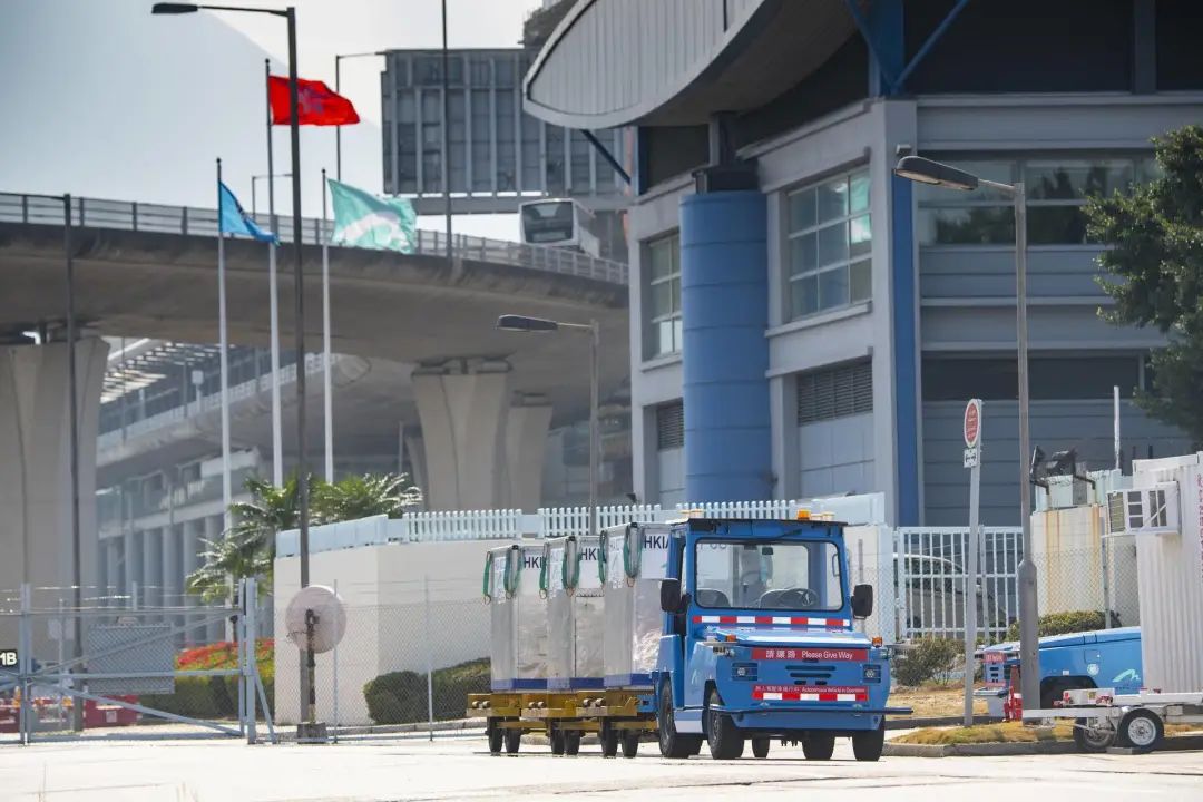 驭势科技无人物流车在香港机场
